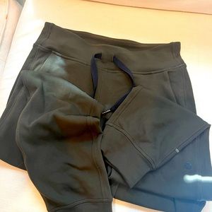 Lululemon pants in olive - size 6
